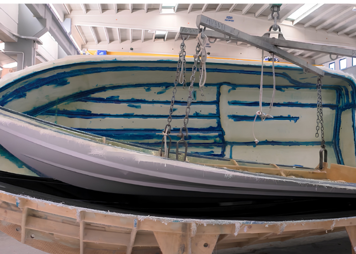 Démoulage d'une coque de bateau en fibre de verre
