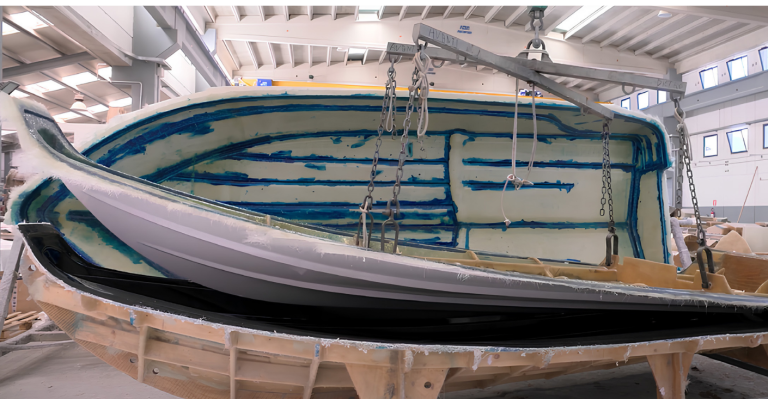 Démoulage d'une coque de bateau en fibre de verre