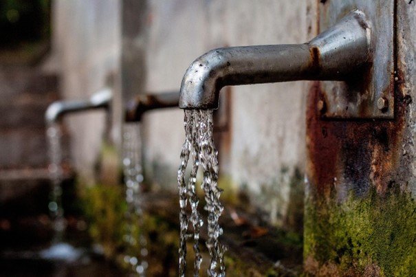 eau industrielles rejetés par des robinets