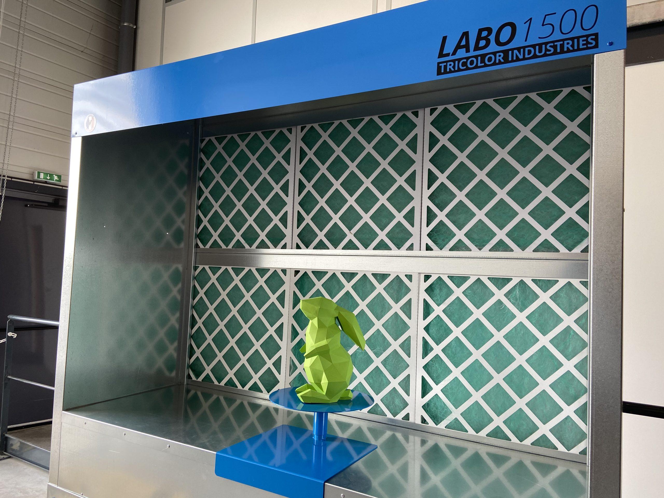 Cabine d'aspiration Labo 1500 avec plateau tournant et pièce