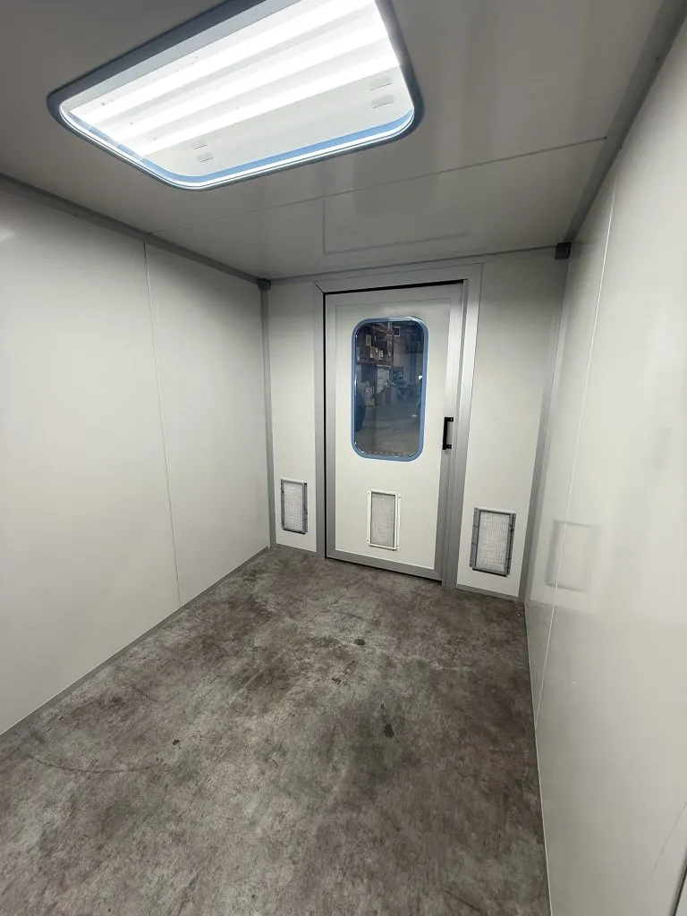 Intérieur d'un box de stockage/préparation vide
