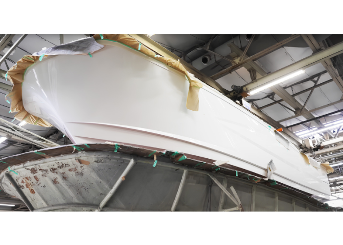 Démoulage d'une coque de bateau en fibre de verre