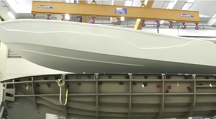 Démoulage d'une coque de bateau en fibre de verre