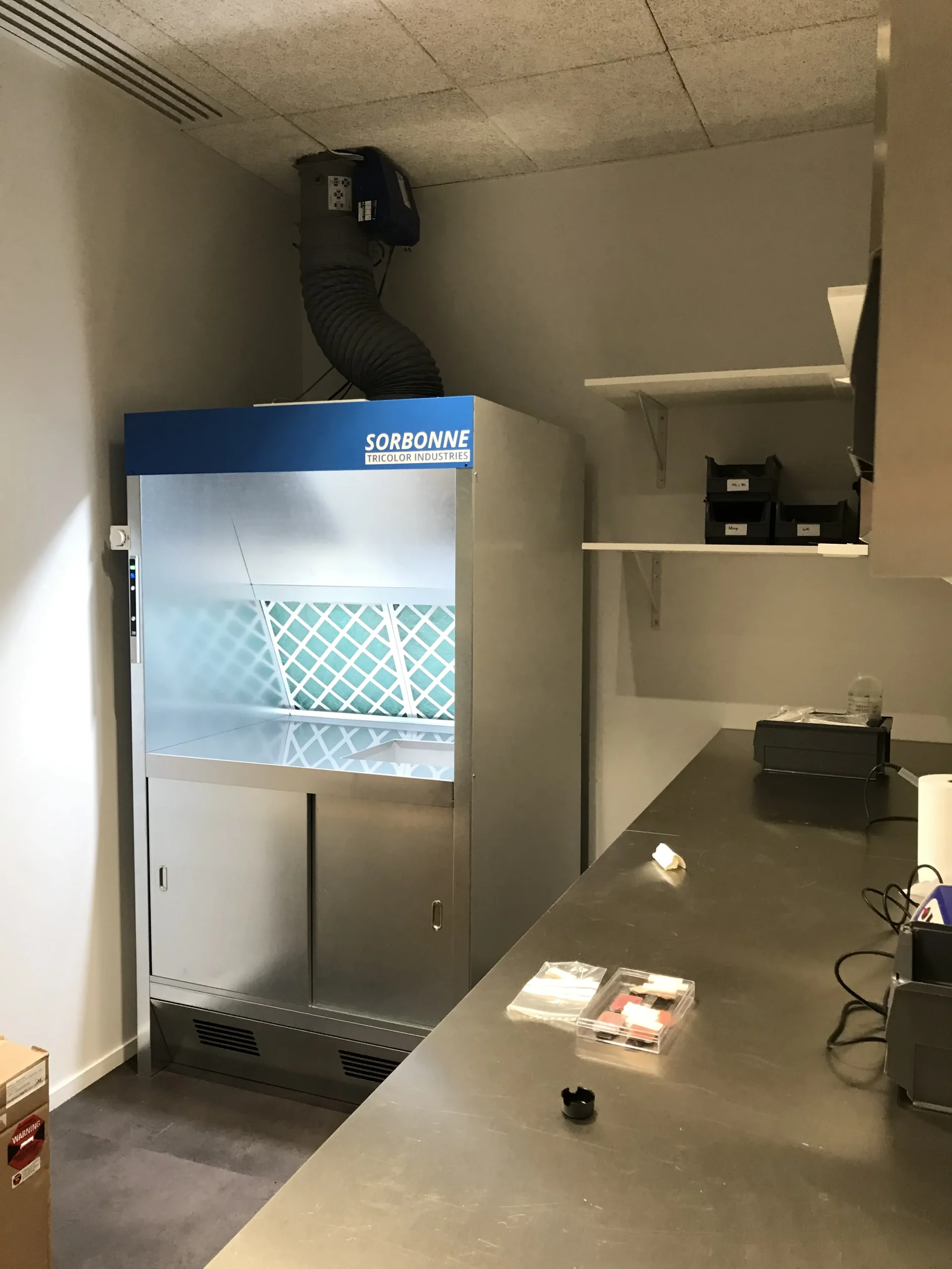 Installation d'une cabine de préparation Sorbonne 1000 avec moteur deporté sur chaises