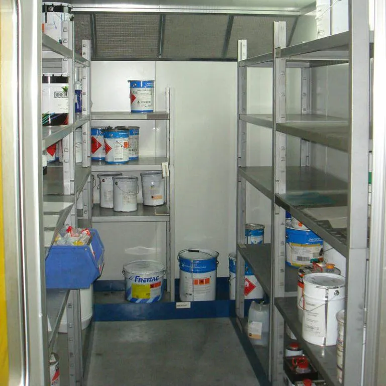 Intérieur d'un box de stockage avec bidons de peinture