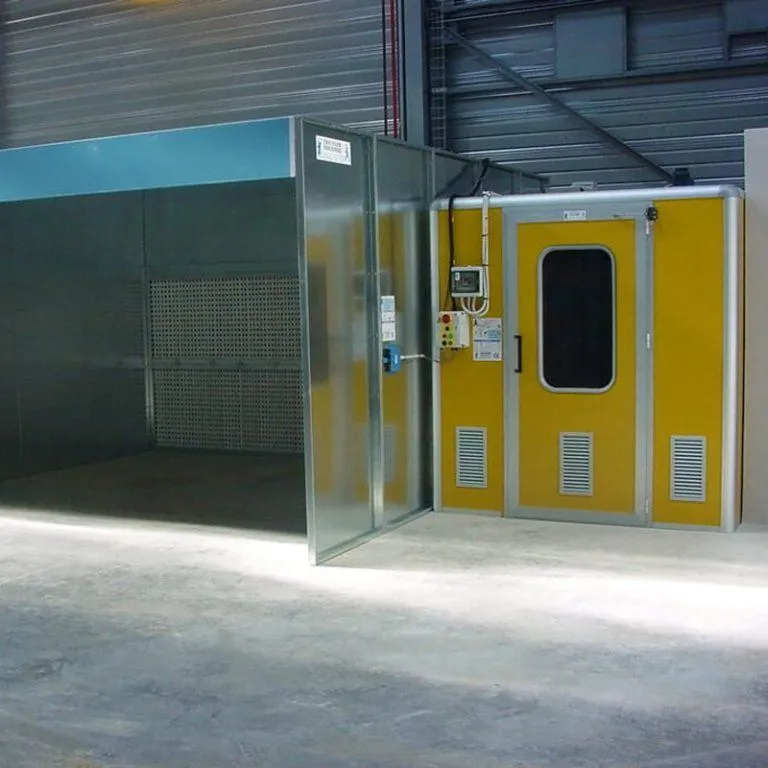 Box de préparation/stockage intégré à un atelier, à côté d'une cabine de peinture