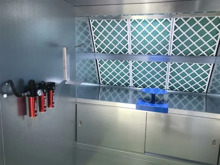 Intérieur d'une cabine d'aspiration peinture Labo 1500