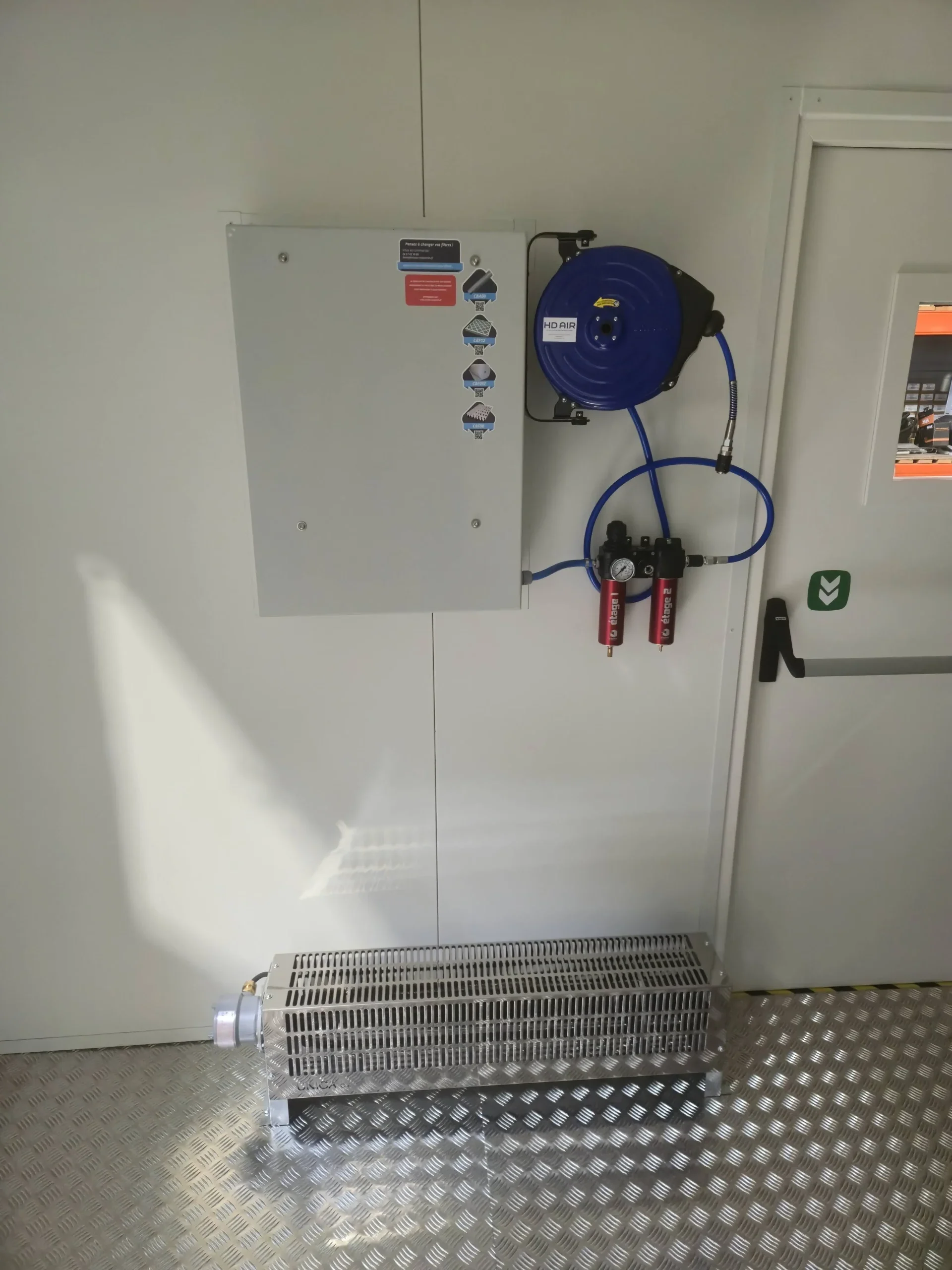 Container de peinture avec radiateur ATEX et système de traitement d'air comprimé