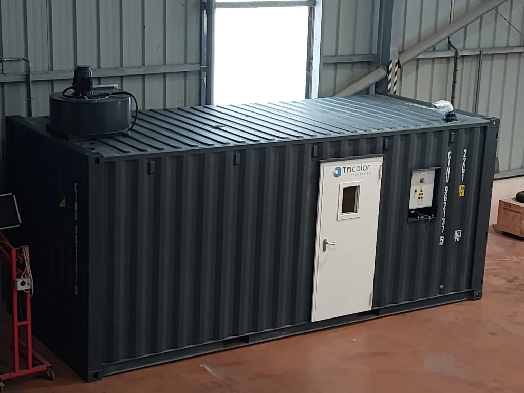 Container de peinture installé dans un atelier