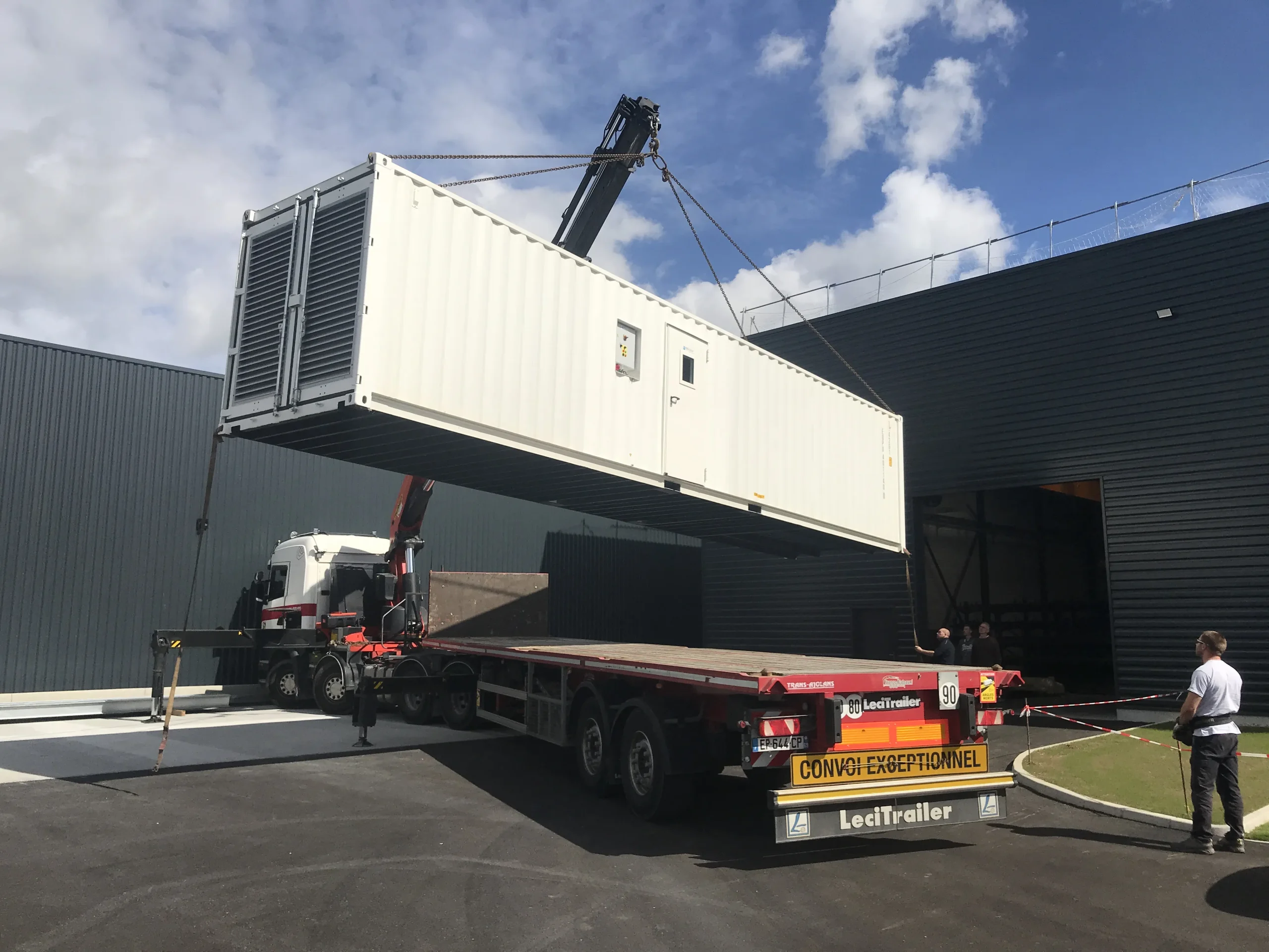 Livraison par camion grue du container de peinture