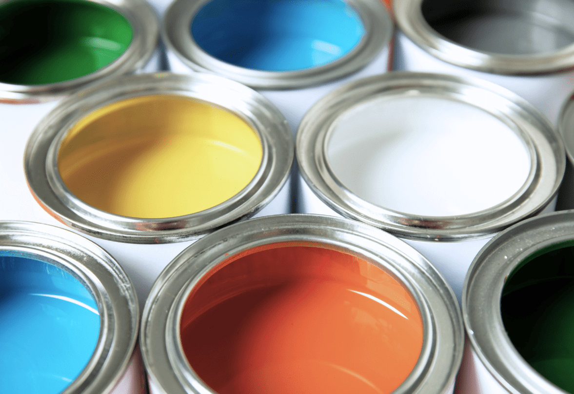 bidons de peinture ouverts