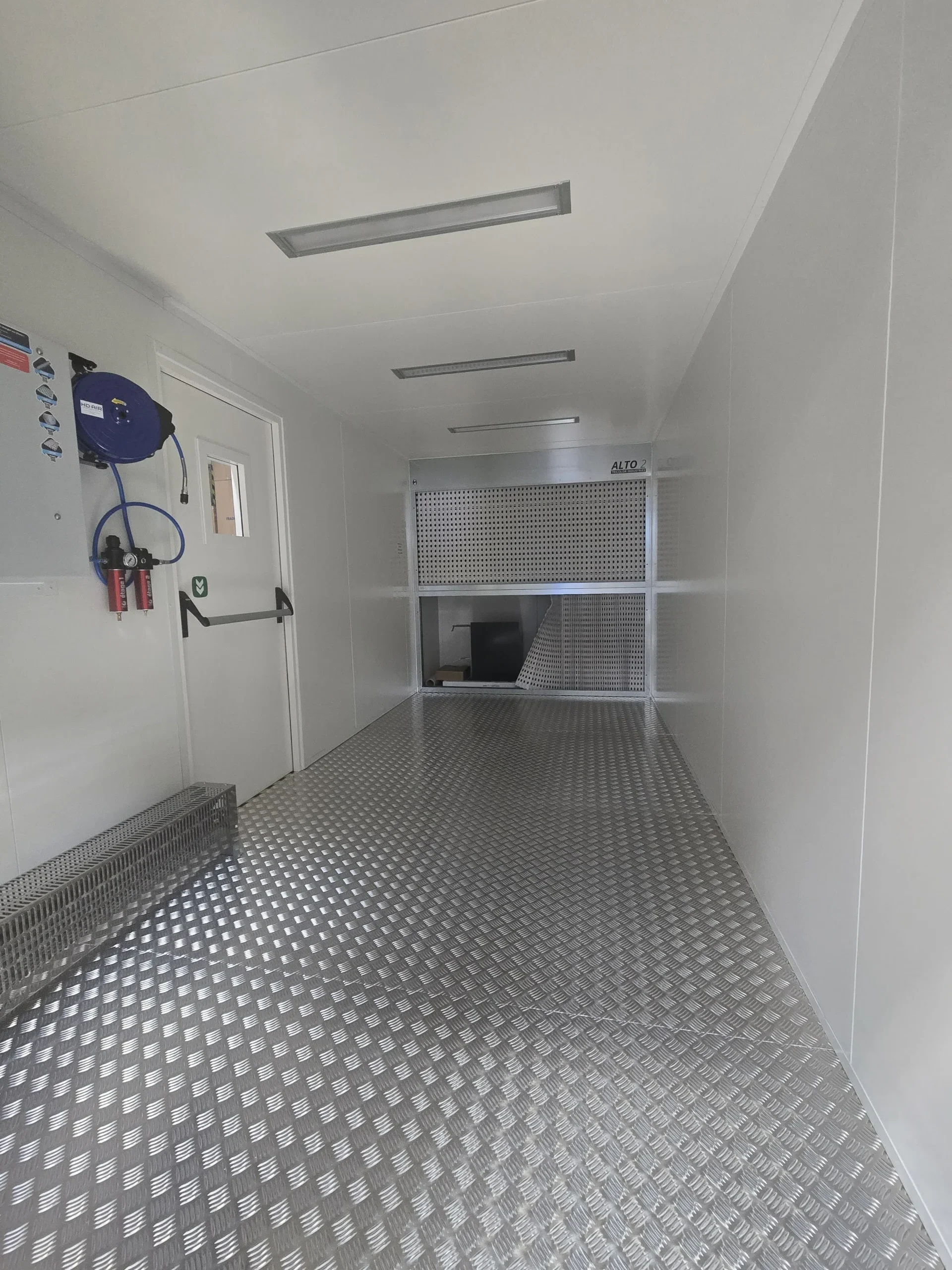 Intérieur d'un container de peinture aménagé CARGO avec mur aspirant
