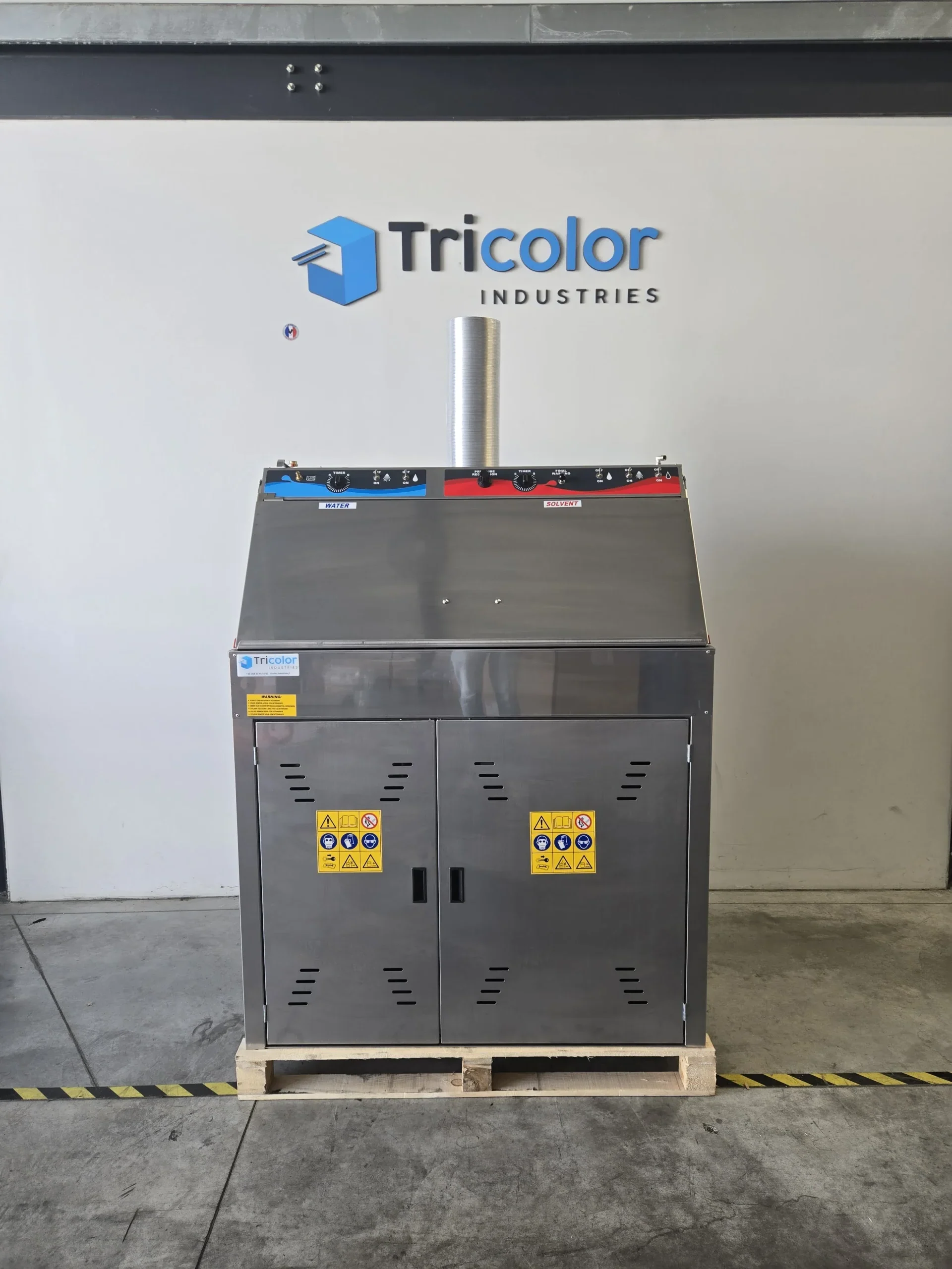 Nettoyeur de pistolets mixte, fermé, dans les locaux de Tricolor Industries