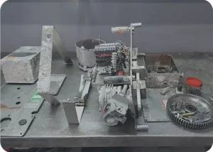 Un moteur encrassé démonté prêt à être nettoyé et décapé avec une table aspirante et captation des poussières