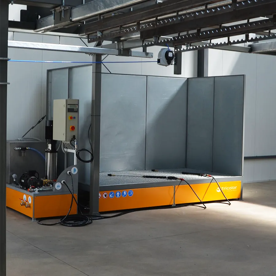 Station de lavage de pièces dans un atelier industriel - Tricolor Industries