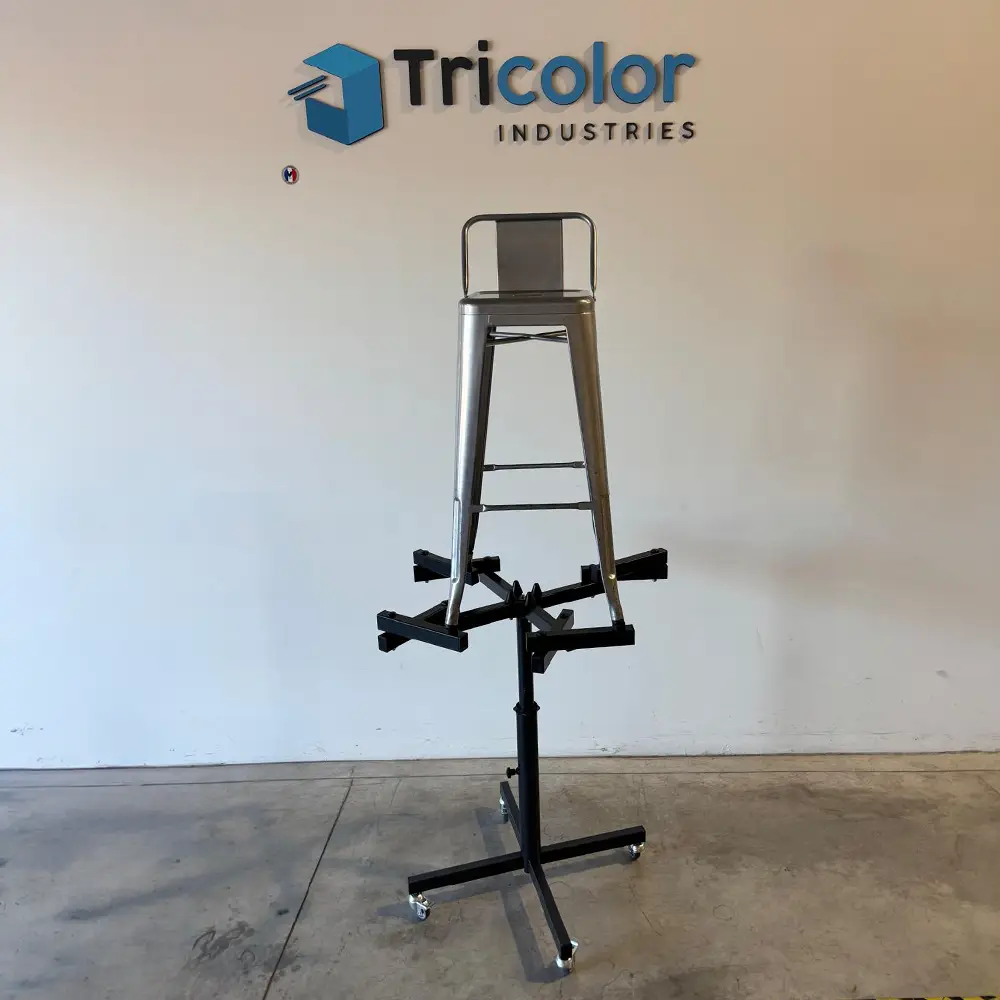 Chaise prête à être peinte sur un support multibras