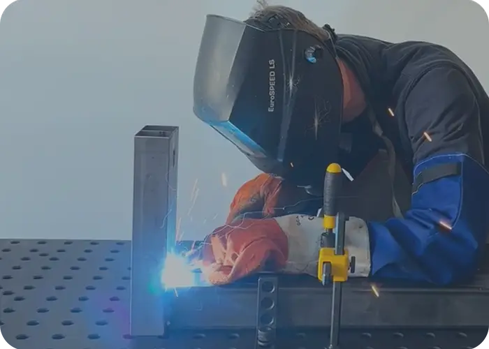 Table aspirante soudage avec 99% d'efficacité de filtration - personne en action